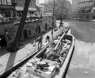 853806 Afbeelding van een schuit van de Gemeentelijke Reinigingsdienst voor het inzamelen van afval langs de Oudegracht ...